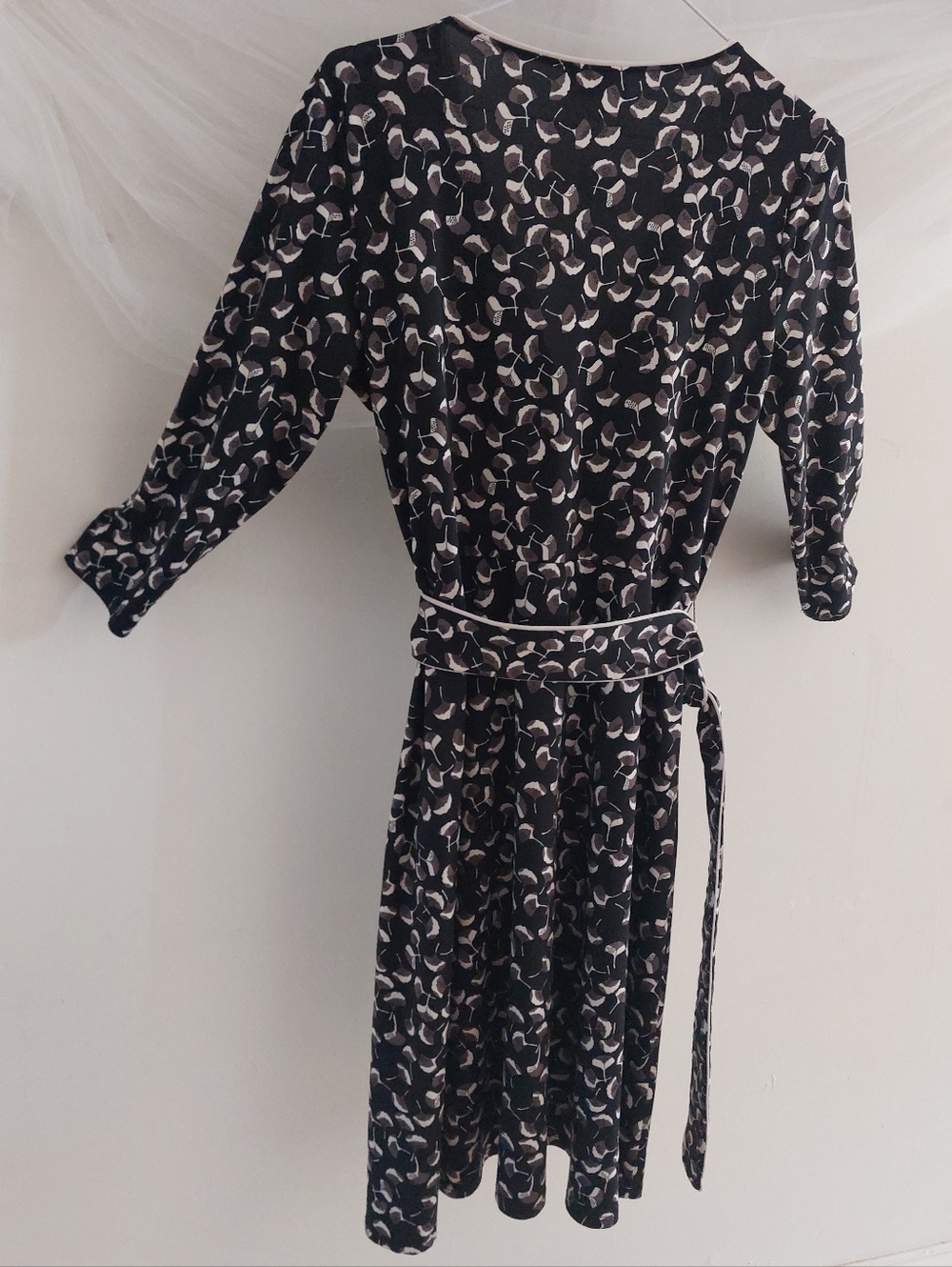 Jacob Black Cream Ginkgo Leaf Print Faux Wrap Dress 3/4 Sleeve Midi Size Medium - Picture 4 of 14
